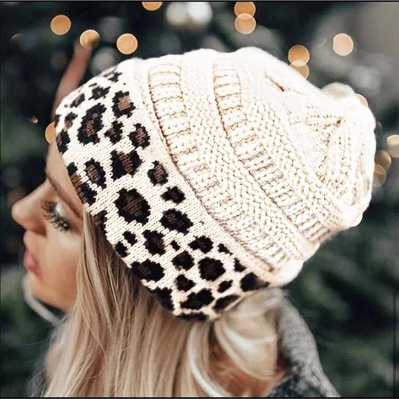 NWT Women’s Cuffed C.C. Beanie in Ivory Leopard - Picture 4 of 6